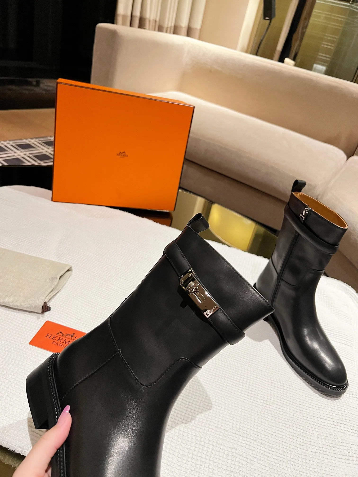 👟👟Ex-factory price 640👟👟 Top version Purchase the original 3D three-dimensional last leg craft boot shaft that does not deform in three dimensions H Home 2025 autumn and winter new HERMES Hermès classic long boots, naturally have unique craftsmanship and quality. The leather of this boot is all imported and customized, and the inner material is also imported custom cowhide. It is easy to wear, comfortable and looks good in everything. It is a must-have autumn and winter style, and the style lasts forever. It is a knight boot that will never go out of style no matter how you wear it. Upper: Imported original calfskin Lining: Imported cowhide lining Size: Female 35-39 (40 41 non-returnable and non-exchangeable)